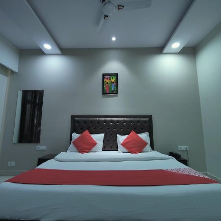 Hotel Kailash Mansarovar And Banquet Hall バレーリー エクステリア 写真