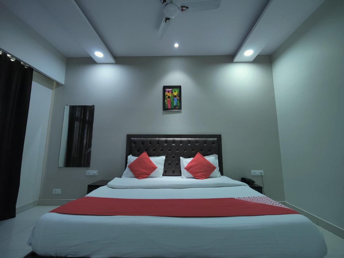 Hotel Kailash Mansarovar And Banquet Hall バレーリー エクステリア 写真